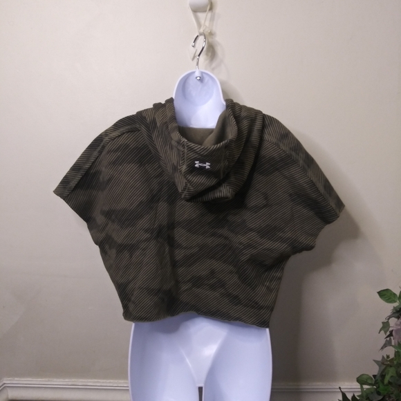 Under Armour Project Rock Olive Green Fatigue-Like Print Cropped Hoodie - Picture 3 of 11